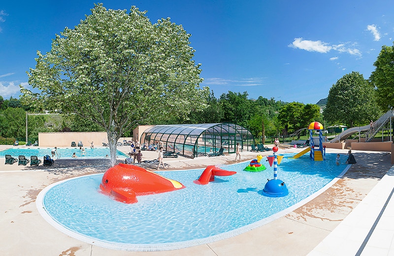 Espace aquatique Ardèche Camping : piscine couverte chauffée, toboggan, jeux enfants